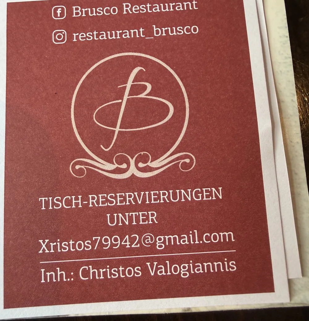 Reservierungskarte des Brusco Restaurants mit Social-Media-Angaben
